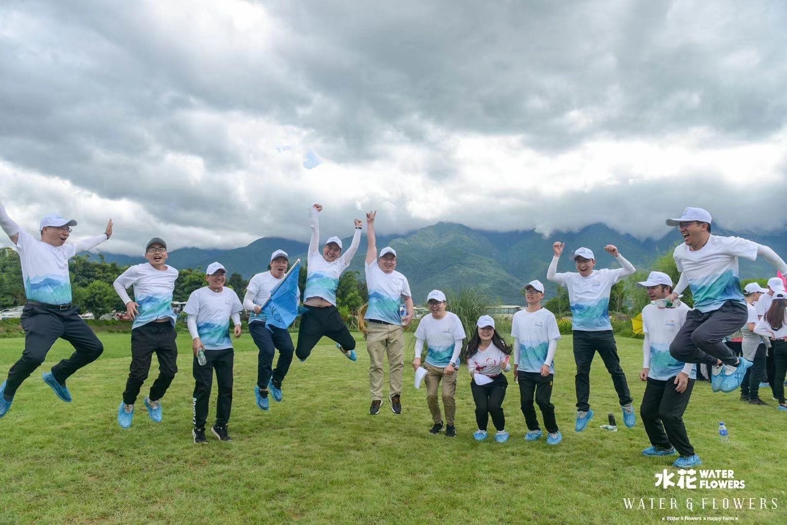 西雙版納拓展租車服務：西雙版納拓展訓練培訓團隊建設項目之踩高蹺拓展項目